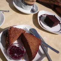 Coffee, vegan brownie and banana bread at Cafe Nomad in Fuengirola