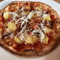 Canadian “ham” and pineapple pizza at Le Jardin du Petit Prince in Taichung