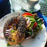 Bagel mit Humus, Avocado und Salat & Cappuccino mit Hafermilch   at Blossom in Krakow