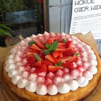Tofu "cheesecake" with soy whipped cream and fresh strawberries. Sugar & glutenfree at Bez Jaj in Poznan
