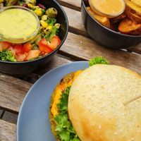 ALLES KEESE Burger mit KARTOFFEL ECKEN und Paprika Chili Dip und einem Kleinen GRÜNEM GEWISSEN at Universum in Hannover