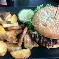 Geflügelte Träume Burger, Edle Knolle, Agave-Senf-Dip at Universum in Hannover