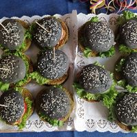 Party Burger mit schwarzen Brötchen at Universum in Hannover