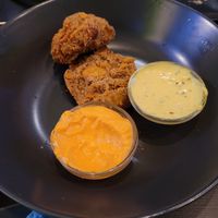 Leckere vegane Nuggets mit leckeren Dipps. at Universum in Hannover