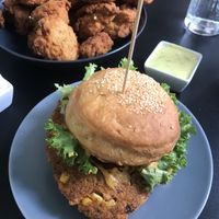 Burger & Soy-Nuggets at Universum in Hannover