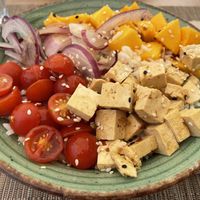 Small bland poke bowl with tofu for 14 EUR  at La Tabla De Sitges in Sitges