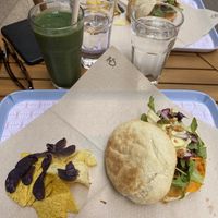The „Frenchy Burger“ with Green Smoothie  at Caju in Nice