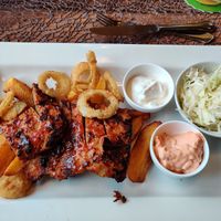 Saitan Sparerips mit Wedges, Zwiebel ringen und Krautsalat at Geiers Gambrinus in Ganserndorf