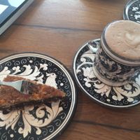 hot chocolate & cake at Black Apron - Codos Coffee in Hildesheim
