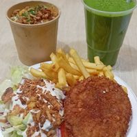 Vegan Chicken plate, Mac'n cheese and green smoothie at Vegan Love in Budapest