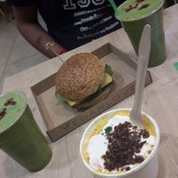 Mac and cheese, bbq tofu burger and green smoothies at Vegan Love in Budapest