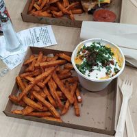 Burger (very good) & mac'n'cheese (not so good) at Vegan Love in Budapest