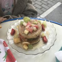 Tortitas con frutas y sirope de ágave at Desayuneria in Conil De La Frontera