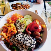 Tofu bowl, ice teas and quinoa chicken schnitzel with rosemary potatoes at Green Lion in Nuremberg