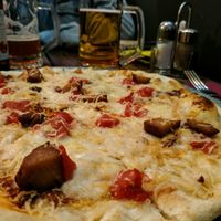 Pizza vegan "bomba" at Rifugio Romano in Rome