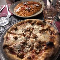 Risotto and pizza with beyond sausage and mushroom 10/10 at Rifugio Romano in Rome
