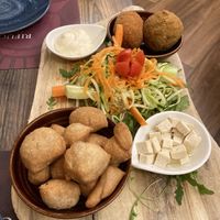 Mix antipasti vegani: suppli, maionese, verdure e hummus, pasta fritta e tofu marinato #Veganuary at Rifugio Romano in Rome