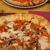 Pizza with mushrooms and seitan 9/10 at Rifugio Romano in Rome