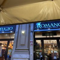 Man kann auch draußen sitzen.  at Rifugio Romano in Rome