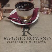 Chesapeake de caramelo at Rifugio Romano in Rome