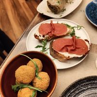 Bruschettas y frito de olivas at Rifugio Romano in Rome