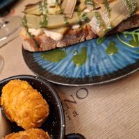 Antipasti con crocchette e bruschetta con carciofi at Rifugio Romano in Rome