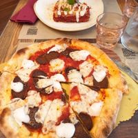 Der Teig ist super lecker, der Service ist super! Pizza köstlich und auch die Nudelgerichte! at Rifugio Romano in Rome