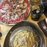 Carbonara and pizza at Rifugio Romano in Rome