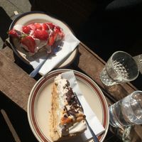 Vegan strawberry cake and vegan banana toffee cake at Das Ladencafe Linden Nord in Hannover