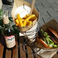 "Denny der deftige"-Burger + Pommes mit Paprikasalz at Vegbereitung - Food Trailer in Bamberg