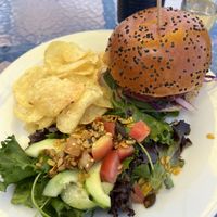 Hamburguer vegan de feijão, com salada e chips de batata  at Barbatana in Ericeira