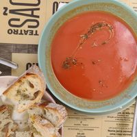 Gazpacho mit hausgemachtem Brot at Agua no Bico in Lisbon