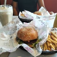 Malteada de vainilla  y hamburguesa de costra de queso at Comet 984 in Playa Del Carmen