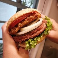 supreme cheese con beyond meat + krusty at Comet 984 in Playa Del Carmen