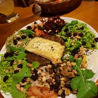 Salada com hamburguer e tofu at Cravo e Canela in Alto Paraiso