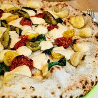 Vegan pizza at Vitto Pitagorico in Naples