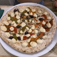 Pizza mit Oliven und Kapern und veganes Cashewkäse  at Vitto Pitagorico in Naples