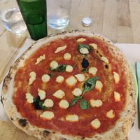 Vegan margherita pizza at Vitto Pitagorico in Naples