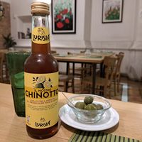 Nice olives served with my drink at Vitto Pitagorico in Naples