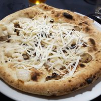 Creamy pizza (vegan) at Vitto Pitagorico in Naples