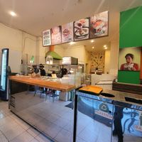 Local pequeño con barra para clientes. La atención de los chicos excelente at Veggie Medio Oriente - Suipacha in Buenos Aires