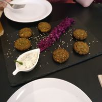 Warme Vorspeise, Falafel mit Dip und rote Beete. at Estudio Vegetariano in Lagos