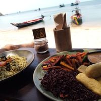 Pesto spaghetti and Satay tofu at Coconut Monkey in Koh Tao