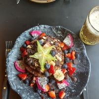 Vegan monkey pancakes & vegan latte at SAP Bagel & Juice Bar - Stationsstraat in Maastricht