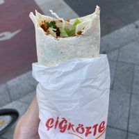 Zumindest nicht in Alu-Folie verpackt 💪  at Cigköftem in Hannover