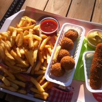 As of May 2016 Frituur Ellen offers vegan snacks such as 'Bitterballen', 'Kroketten' (fried ragout balls or stick) and 'Bamischijf' (fried noodle disk). Last one is not on the picture. All from 'De Vegetarische Slager/The Vegetarian Butcher' at Frituur Ellen in Antwerpen