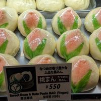 Take-out Bao in front of the restaurant at Peking Hanten in Yokohama
