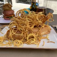 Perrito de Beyond Meat con sabrosa salsa picante, champiñones… bajo una montaña de patatas crujientes at 269 Gastro Vegan in Salamanca