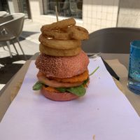 Hamburguesa crujiente con aros de cebolla. ¡Atención, picante! 🥵 at 269 Gastro Vegan in Salamanca