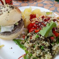Gourmet burger at SmooVie Grignotheque in Saint-leon-sur-vezere